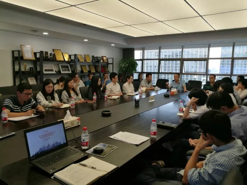 公司举行员工恳谈会和商务礼仪培训活动